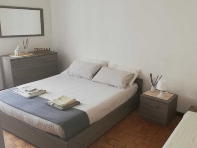 Ampia stanza in affitto in un appartamento con 2 camere da letto a Gorla, Milano