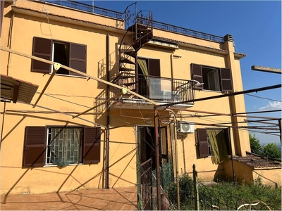 Casa semi indipendente in vendita a Torrita Tiberina Roma