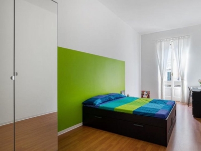 Camere in affitto in appartamento con 6 camere da letto a Missori, Milano