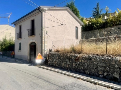 villa indipendente in vendita a Prata d'Ansidonia