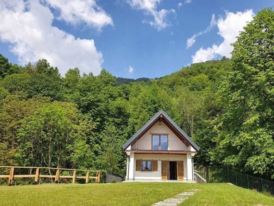 Chalet Stazzona, Casa a Punta, immersa nel verde a 5 minuti dal lago di Como.