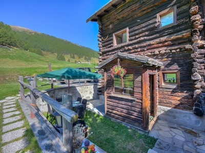 Appartamento con vista sulle montagne con parcheggio, TV, cucina