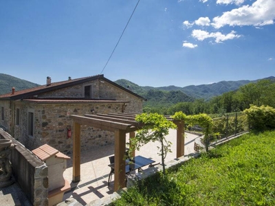 Casa a Tresana con terrazza, piscina e barbecue