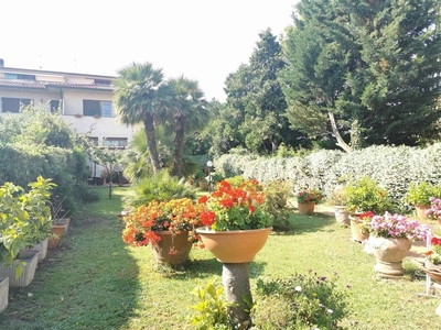 Villa bifamiliare in vendita a Livorno Monterotondo