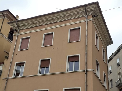 Appartamento a Mantova, 5 locali, 1 bagno, 140 m², 3° piano, ascensore
