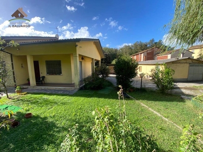 Villa a Lucca, 6 locali, 2 bagni, giardino privato, 160 m² in vendita