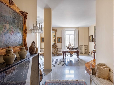 Prestigioso appartamento di 140 m² in vendita Napoli, Italia