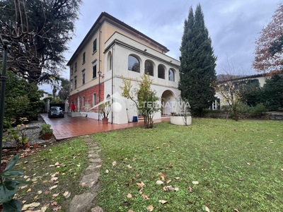 Villa con giardino, Calci castelmaggiore