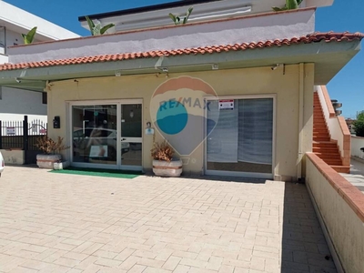 Negozio in vendita a Francavilla al Mare via Nazionale Adriatica, 61