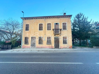 Rustico in vendita a Roncà piazza Guglielmo Marconi