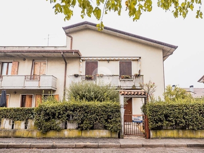 Villa a Schiera in vendita a Sommacampagna via degli Alpini, 22