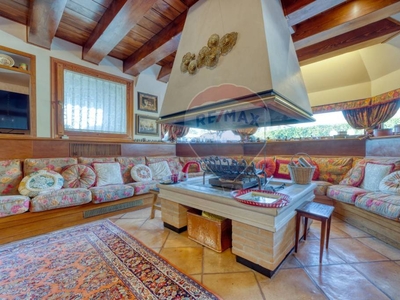 Villa Bifamiliare in vendita a Jesolo via Pirami, 11