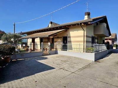 Villa Bifamiliare in vendita a San Giovanni Lupatoto via Camacici