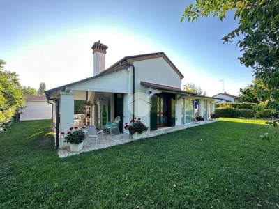 Villa in vendita a Jesolo via ivone grassetto