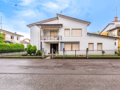 Villa in vendita a Portogruaro via Antonio Rosmini, 13