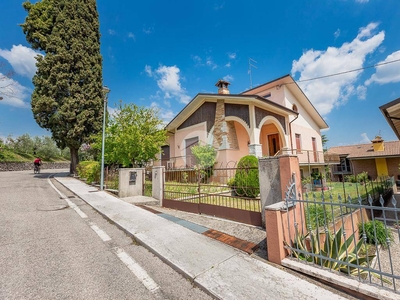 Villa in vendita a Sommacampagna strada Ossario, 14