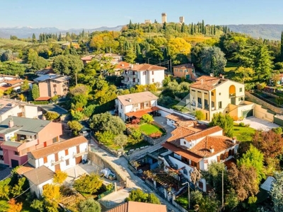 Villa in vendita a Verona via Castel Montorio, 17