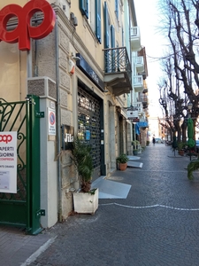 Locale commerciale in affitto a Albenga