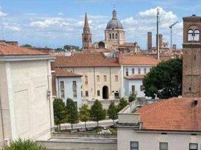 Trilocale con terrazzo, Mantova centro storico