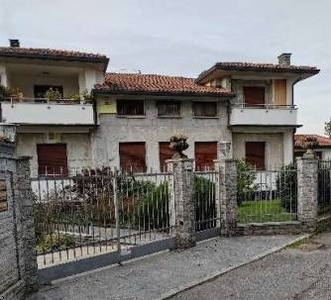 Casa Bi - Trifamiliare in Vendita a Varese