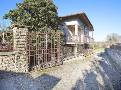 casa in vendita a Caprarola