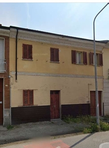Casa indipendente a Novara, 6 locali, 2 bagni, giardino privato
