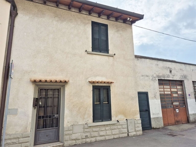 Casa indipendente a Prato, 4 locali, 2 bagni, garage, 200 m²