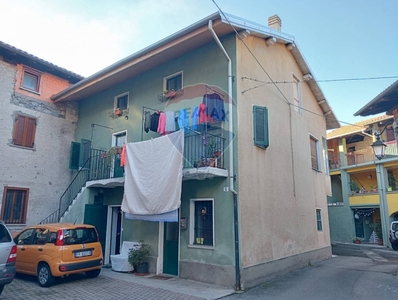 Casa indipendente a Serravalle Sesia, 6 locali, 2 bagni, con box