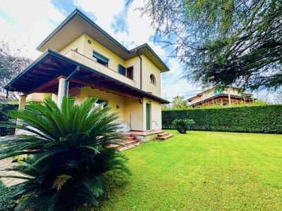 Casa Semi indipendente in Vendita ad Forte Dei Marmi - 849000 Euro