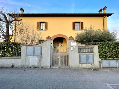 Appartamento a Prato, 6 locali, 2 bagni, posto auto, 132 m², 1° piano
