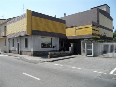 Locale commerciale in affitto a Lissone