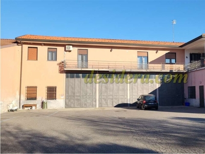 Palazzo a Castelletto sopra Ticino, 13 locali, 5 bagni, garage, 858 m²