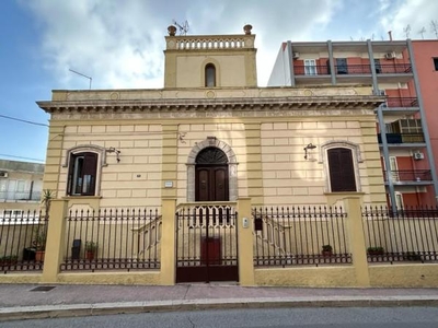 Palazzo in vendita a Mottola