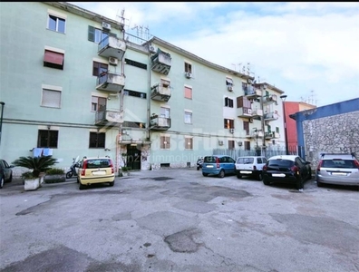 Quadrilocale a Napoli, 2 bagni, 90 m², 3° piano, porta blindata