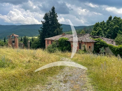 Rustico casale da ristrutturare in zona Badia Agnano a Bucine