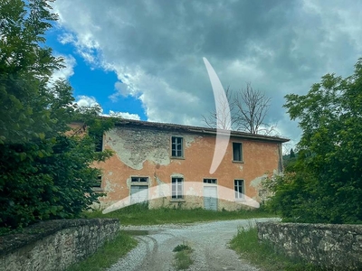 Rustico casale da ristrutturare in zona Badia Agnano a Bucine