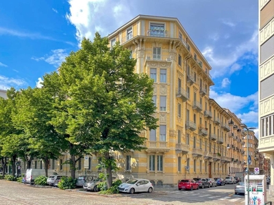 Signorile appartamento 130 mq in edificio di Pietro Fenoglio