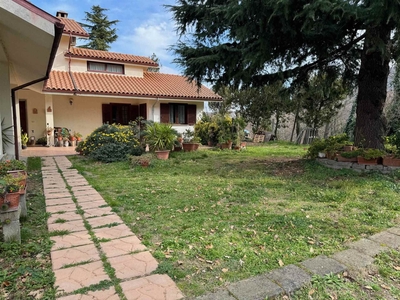 Villa bifamiliare in vendita a Viterbo Pila