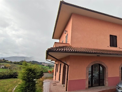 Villa in vendita a Camerino Macerata Località San Paolo