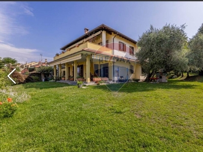 Villa in Via Cervinia, Luino, 8 locali, 4 bagni, giardino privato
