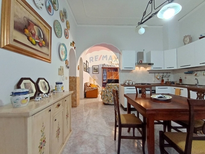 Villa in Via Grottasanta, Siracusa, 6 locali, 2 bagni, con box, 238 m²