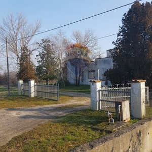 Villa in Via San Romano Casetto, Ostiglia, 8 locali, 2 bagni, con box