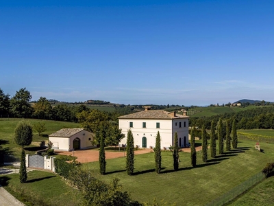 Villa panoramica con garage, piscina e terreno di 2 ettari a Montepulciano (SI)