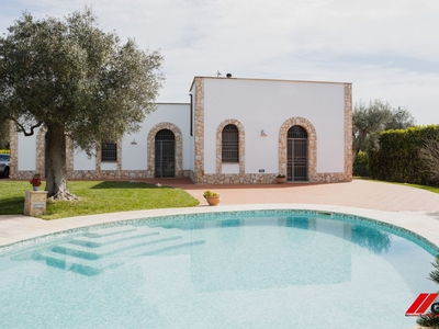 Ampia Villa ristrutturata con piscina e giardino ad. Ostuni