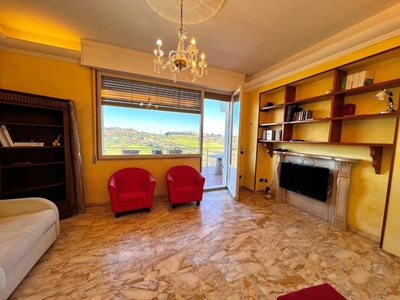 Appartamento in Affitto a Siena, 1'500€, 112 m², arredato