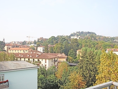 Appartamento in Vendita a Bergamo, zona Centrale, 330'000€, 182 m²