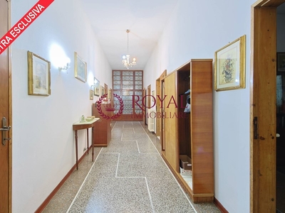 Appartamento in Vendita a Livorno, zona Calzabigi, 180'000€, 160 m²
