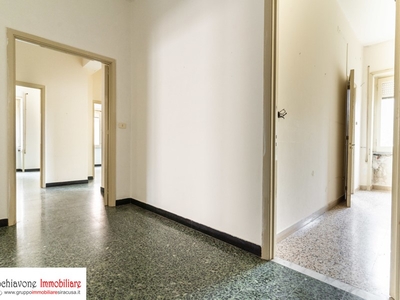 Appartamento in Vendita a Siracusa, zona Tisia Tica Zecchino, 115'000€, 163 m²