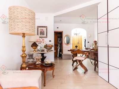 Appartamento in Vendita a Siracusa, zona Tunisi Grottasanta, 155'000€, 144 m²