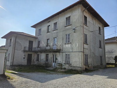 Casa Indipendente a Capiago Intimiano in Via Montecastello